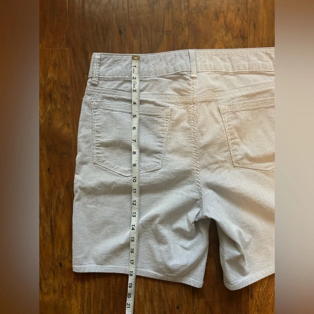 Women’s Mid-Rise Shorts with Pockets Size 10 Perfect For Summer